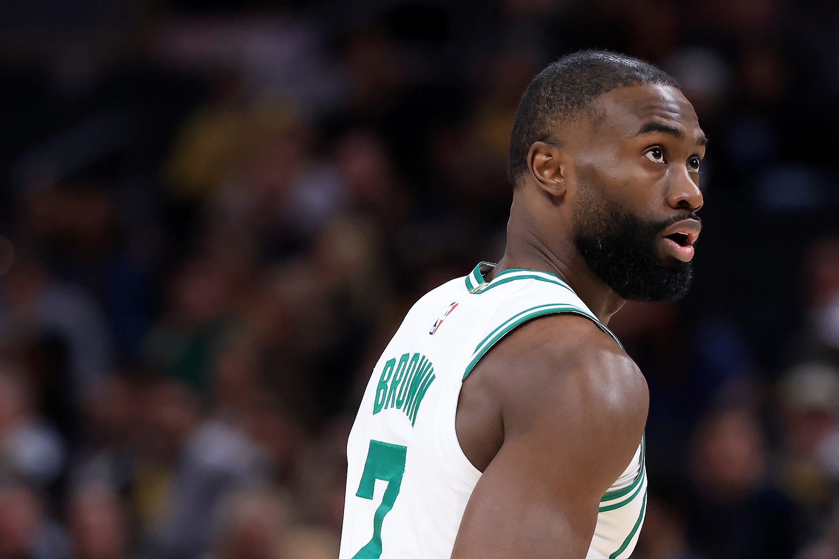 app下载-主攻手！杰伦·布朗半场17中8拿到最高19分 三分5中3