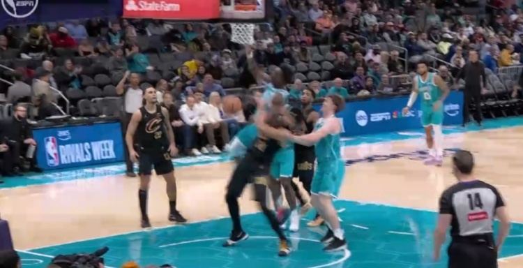 kaiyun 官网-贾勒特·阿伦和迪亚巴特拼抢时把后者架起一度悬空 被吹了技犯