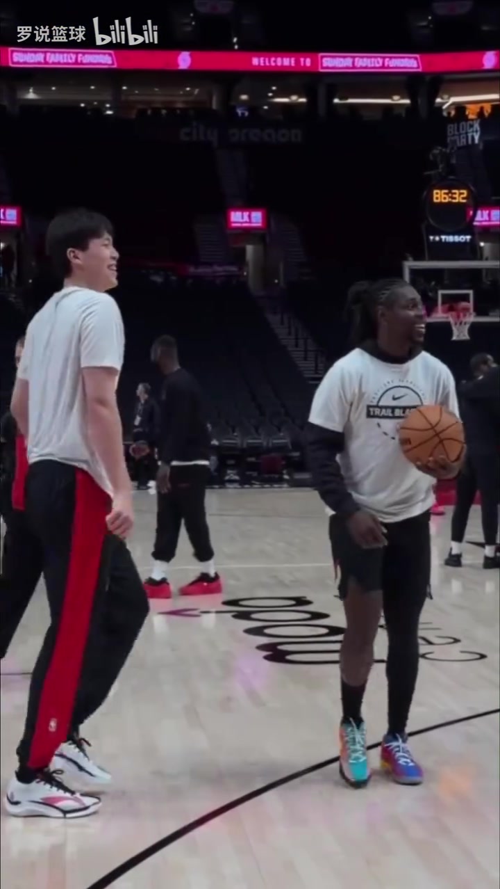 网页版登录入口-霍勒迪为杨瀚森三分训练打气  手舞足蹈并竖大拇指鼓励