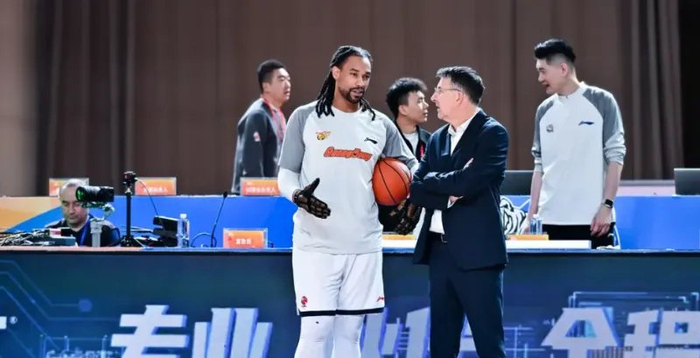 app下载-杜锋一战引众怒！外援选择失败，防守大空，用人还一塌糊涂！|广东|比赛|球队|内线|新疆_新浪体育_新浪新闻