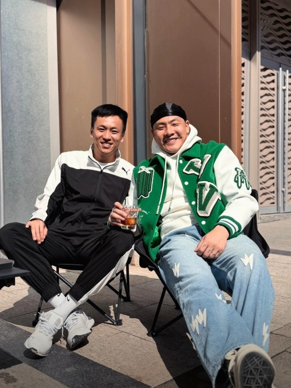 体育视频直播-老队友！王大雷社媒晒与张弛合照：13🧡14🧡