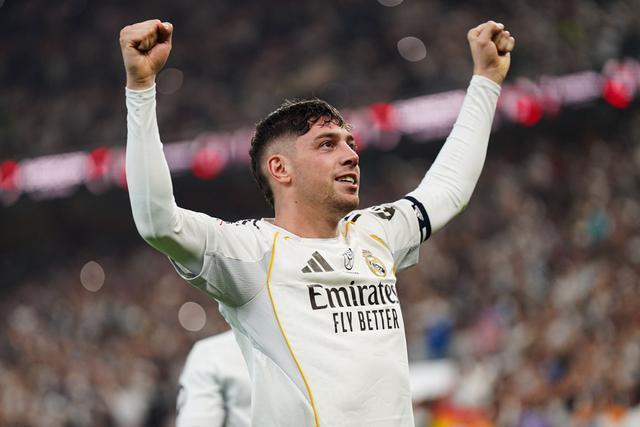 网页版登录入口-皇马苦寻多年的右路“新贝尔”已在阵中 巴尔韦德半场戴帽打爆曼城